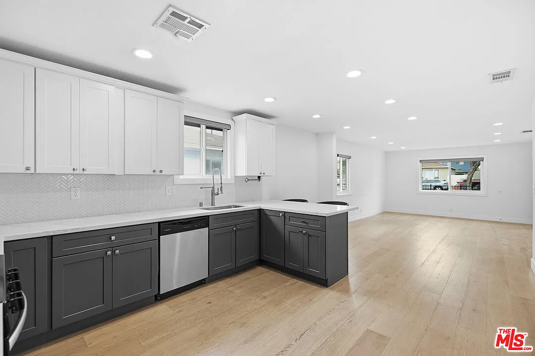 3 bed, 2.0 bath, 1250 sqft, $5,495 — Photo 1