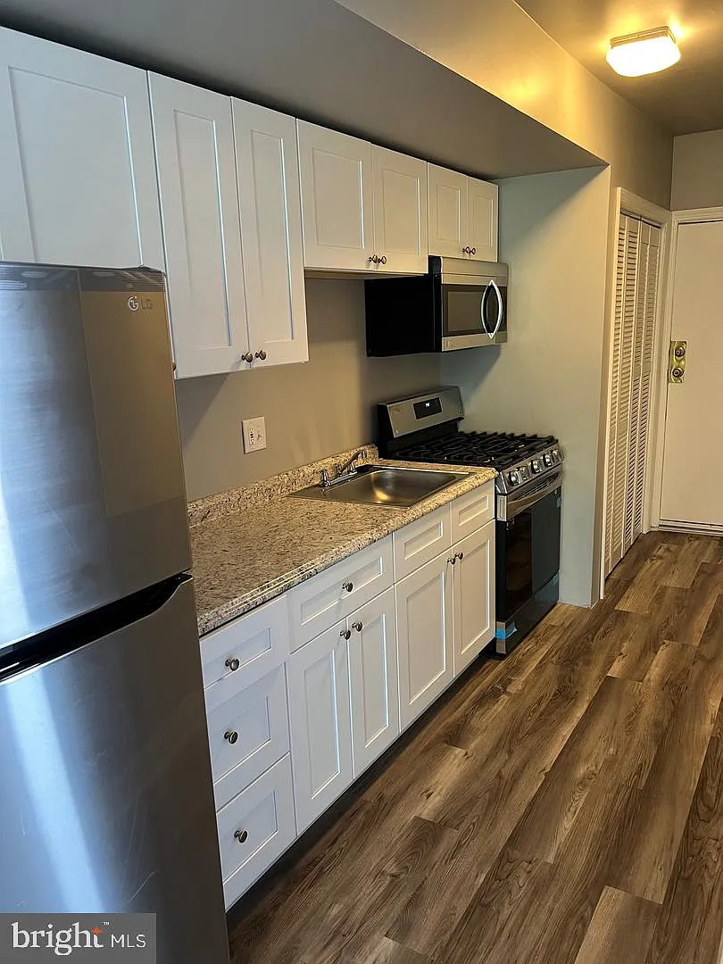 1 bed, 1.0 bath, $1,325 — Photo 3