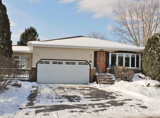 6003 Greenview Rd, Oakwood Hills, IL 60013