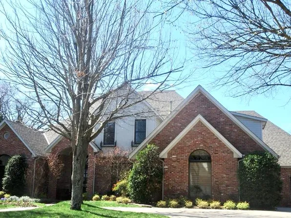 2401 Crossing Dr, Edmond, OK 73013