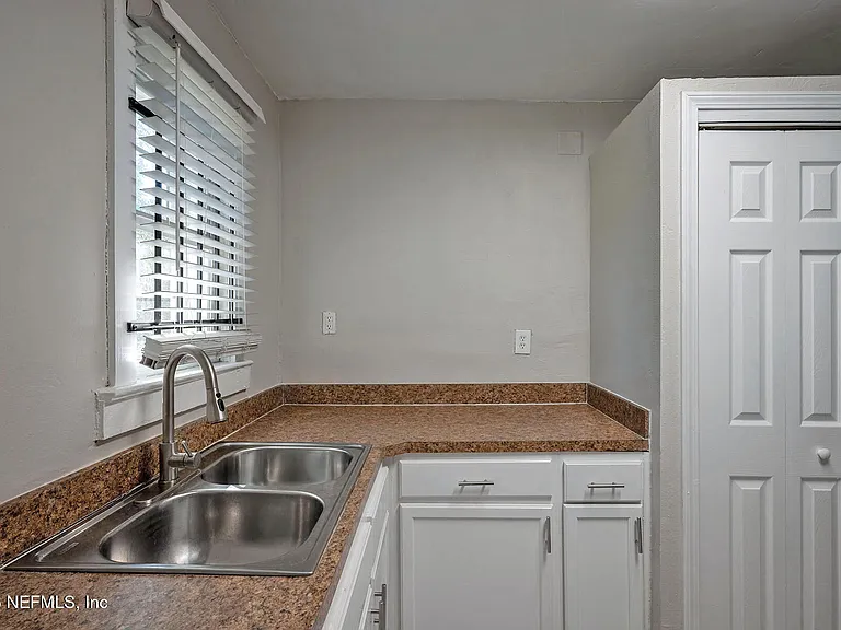 2036 W 11th St — Photo 11