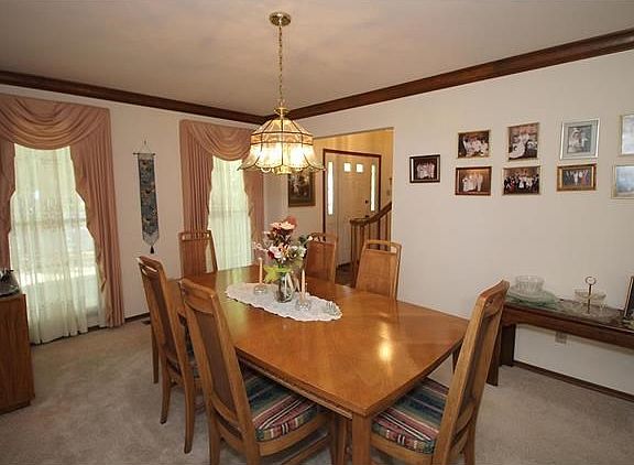 Dining room to the right of the foyer