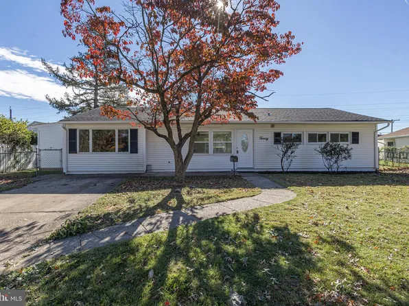 20 Serpentine Ln, Levittown, PA 19055