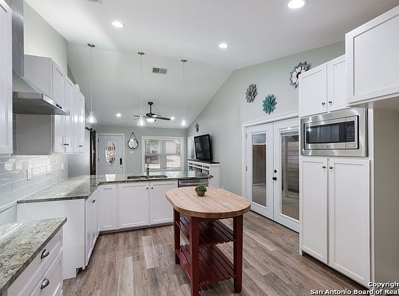 3rd image of 3913 Chimney Springs Dr