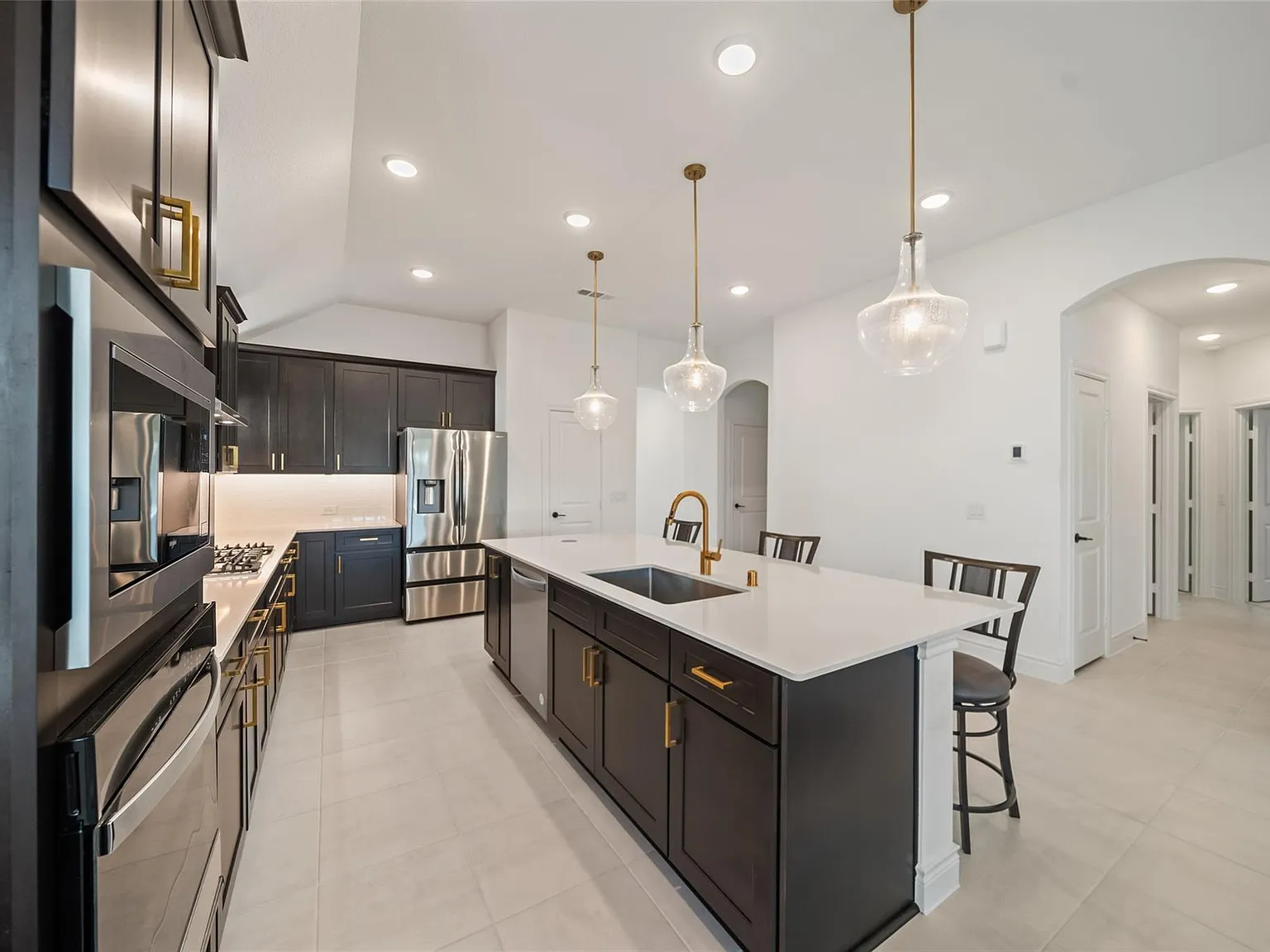 4 bed, 3.0 bath, 2296 sqft, $2,400 — Photo 3