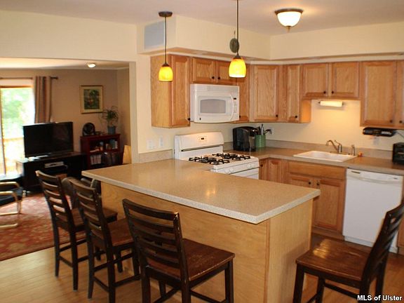 3rd image of 34 Walton Ln