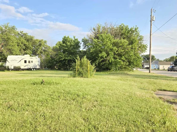 1106 Cedar St, Victoria, KS 67671