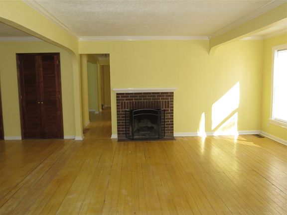 Hug family room w/ fireplace