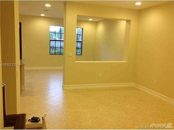 5th image of 115 Riverwalk Cir W