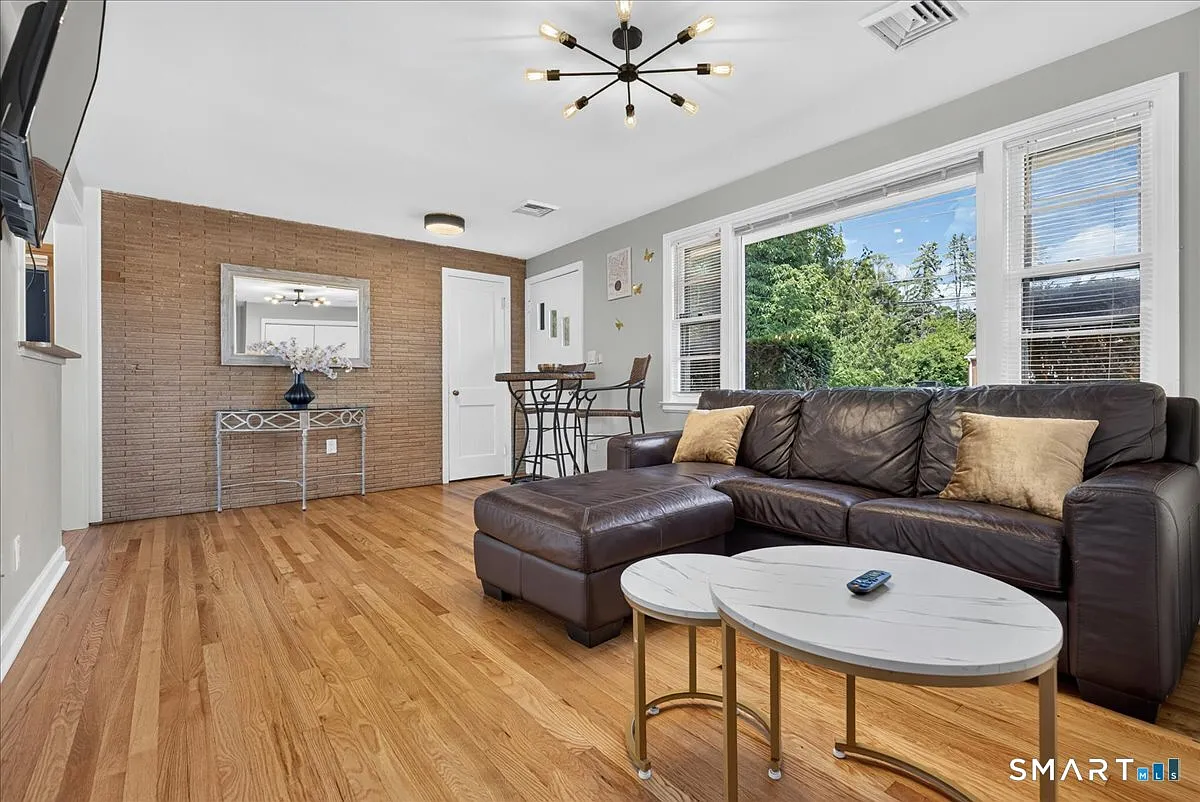 5 bed, 2.0 bath, 1320 sqft, $5,250 — Photo 4