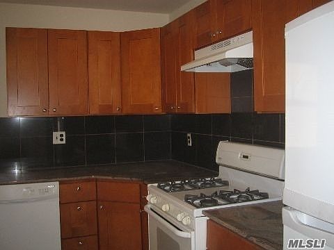 3rd image of 32 Carpenter St