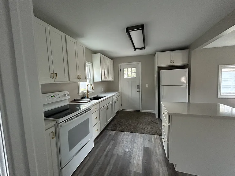 265 W State St — Photo 4