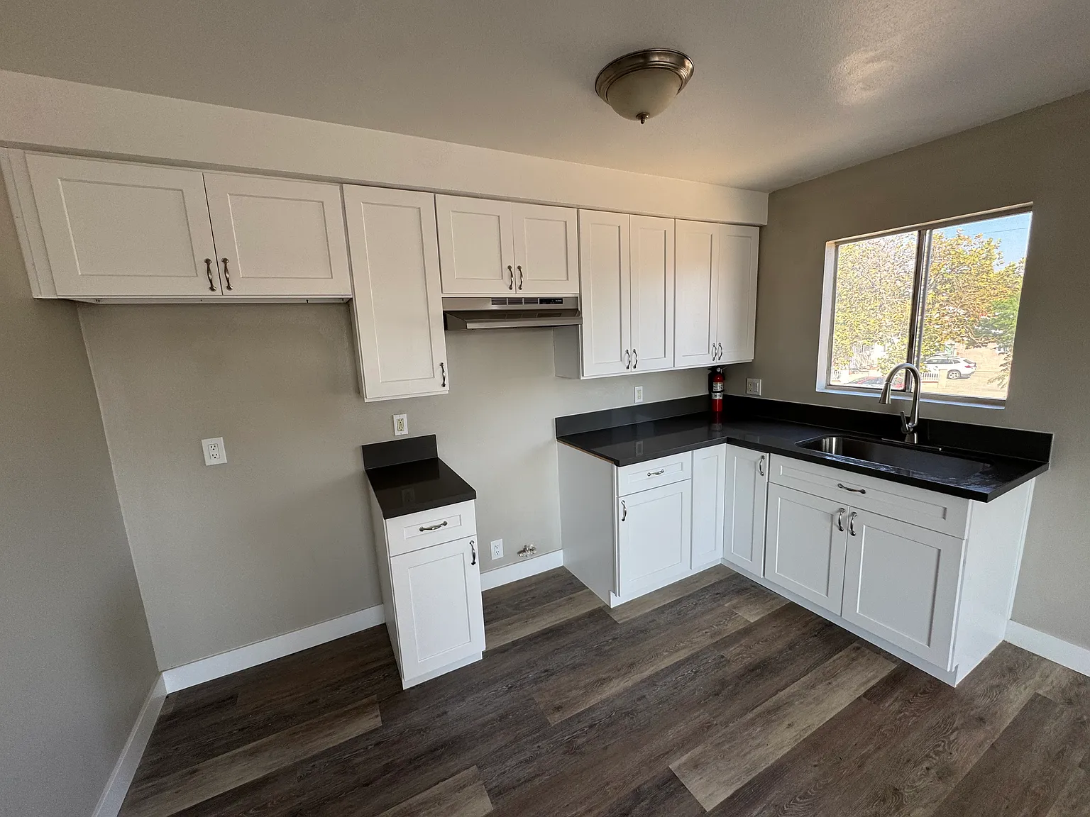 566 Benjamin St — Photo 4