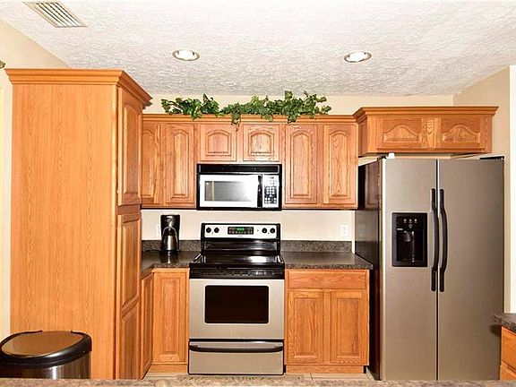 5th image of 2210 Parkwood Dr