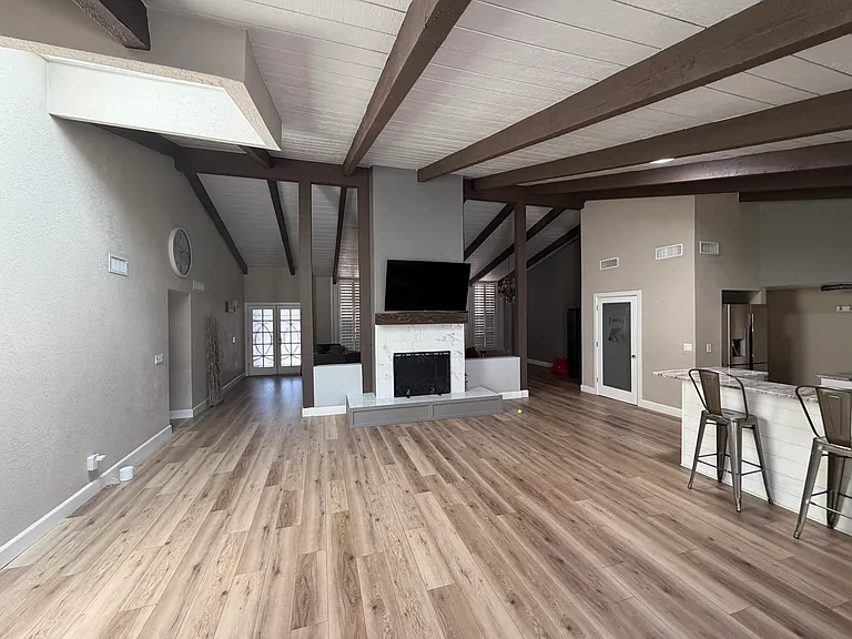 910 E Beck Ln — Photo 25