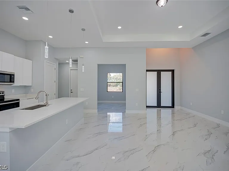 872 Spaulding St E — Photo 5
