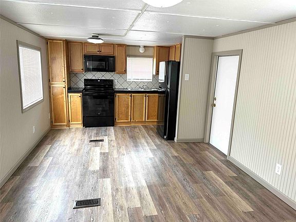 2nd image of 1718 W Dumble St Trailer 10