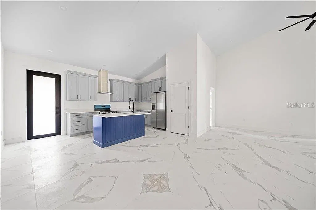 3 bed, 3.0 bath, 3183 sqft, $2,100 — Photo 2