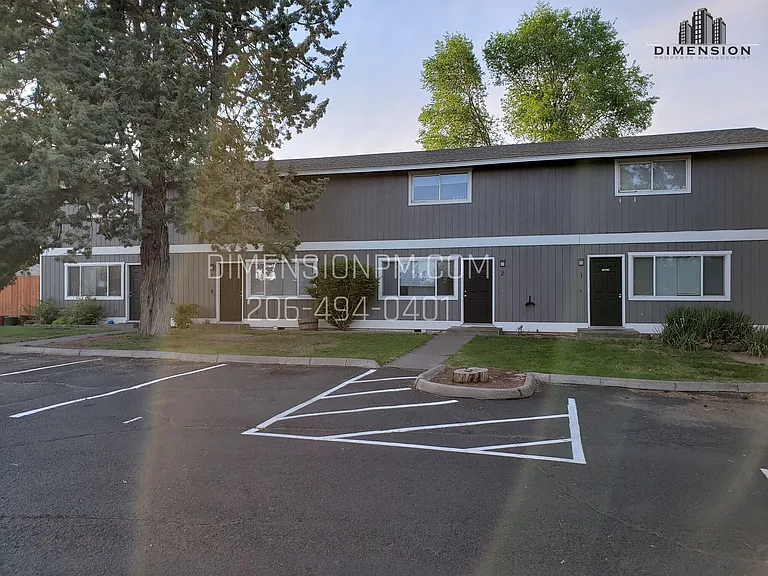 532 SW Rimrock Way — Photo 3