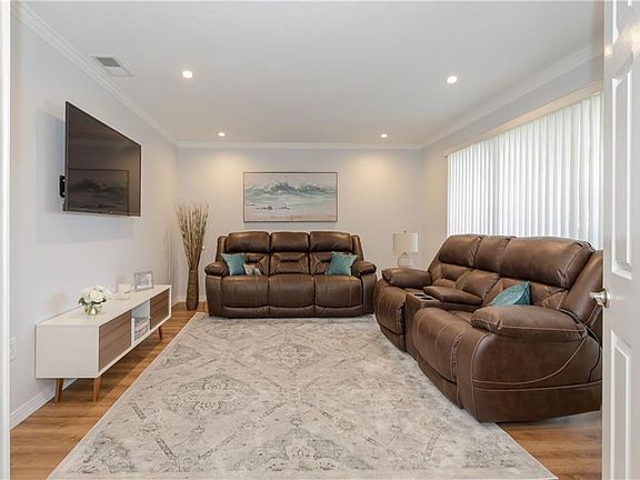 4th image of 297 Bentley Dr