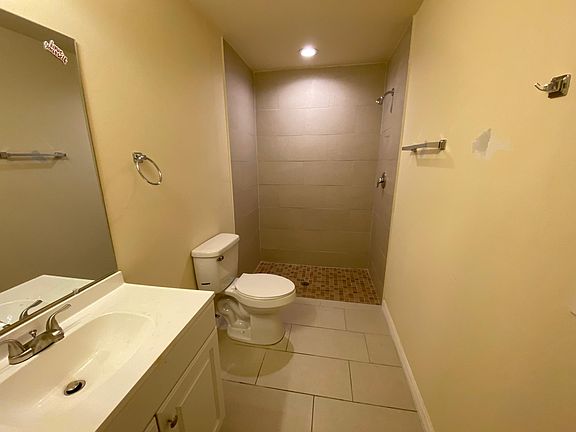 4th image of 1017 SE 12th St #1017