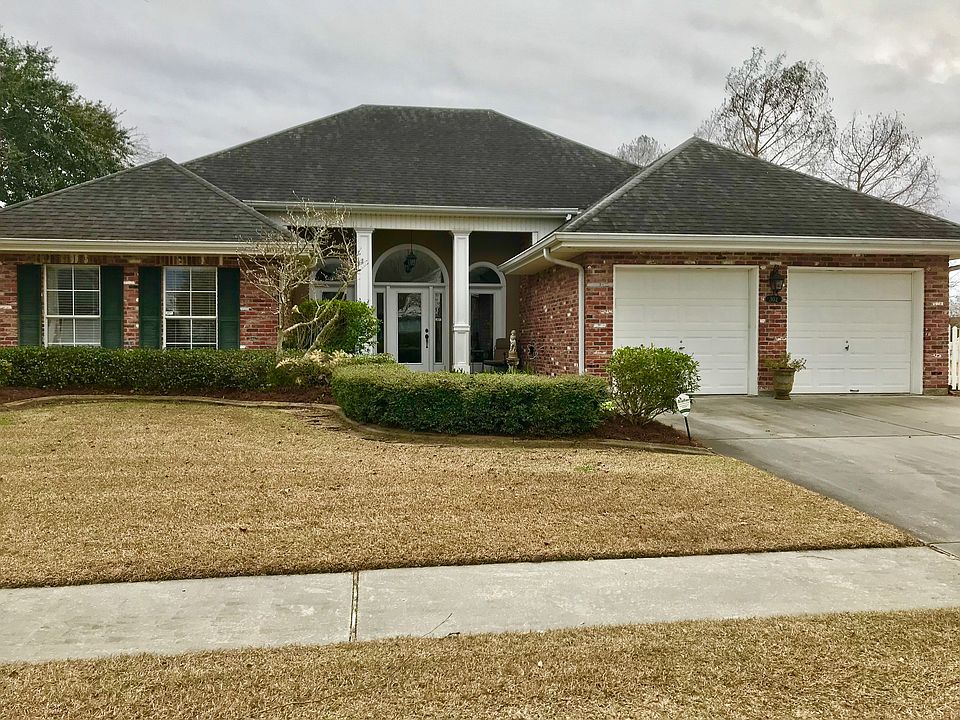 1st image of 302 Hawthorne Dr