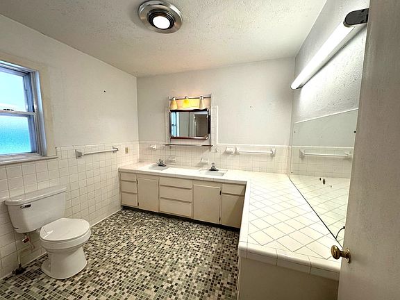3rd image of 406 E Stewart Ave