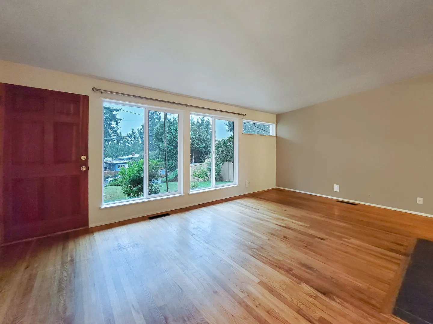 Cozy rambler with large outdoor space — Photo 4