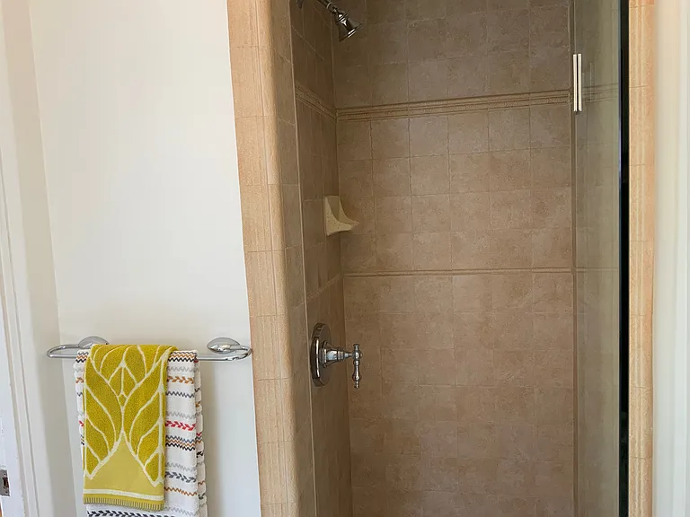 GUEST BATH (ATTACHED TO BEDROOM 3)
