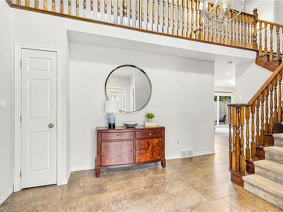 5th image of 14 Leslie Dr