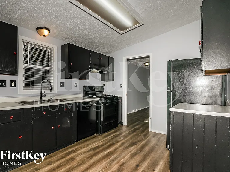 4638 N Richardt Ave — Photo 7