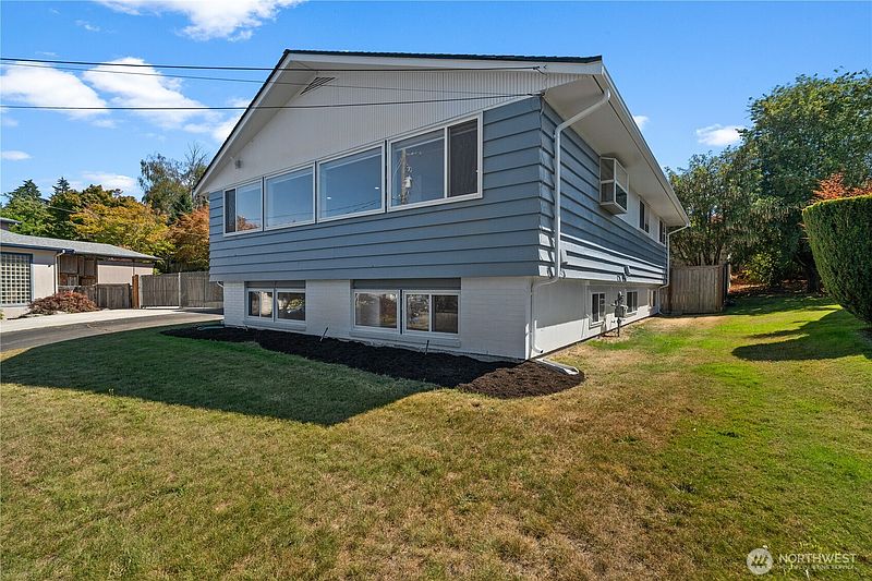 3rd image of 4019 Robin Road W