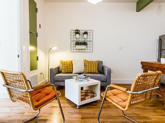 2nd image of 418 Melrose St APT 4B