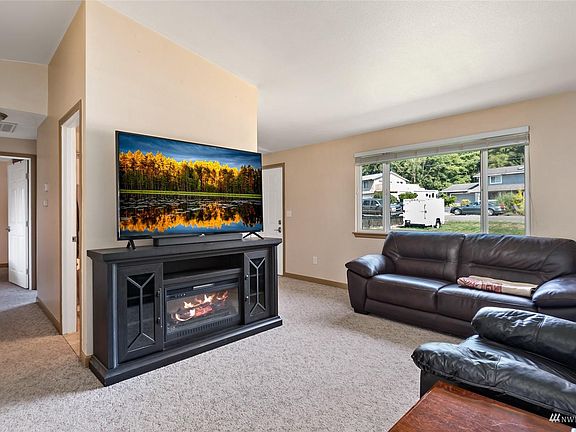3rd image of 1206 Dewey Dr