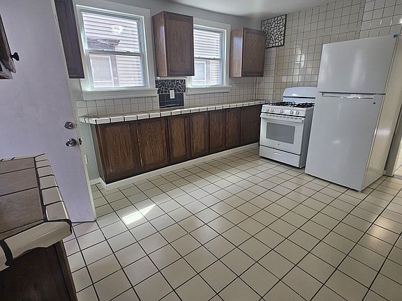 4th image of 106 Rockwell Ave #1