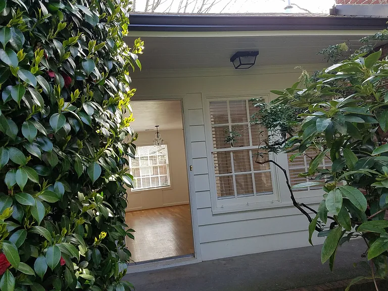 Broadmoor Manor — Photo 12