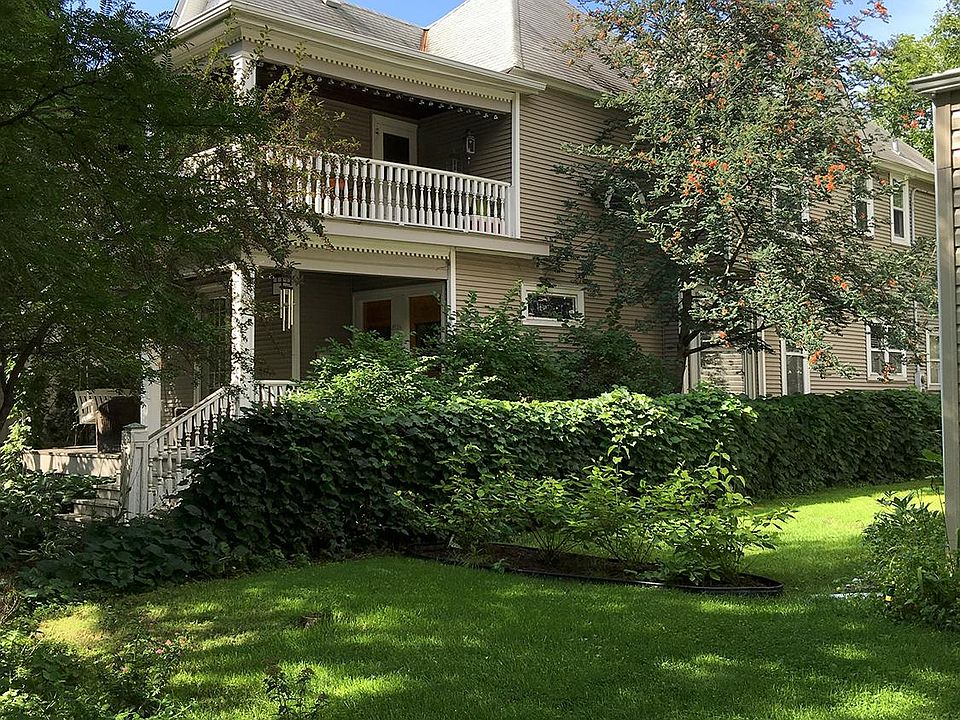 Second floor duplex in the heart of Uptown.