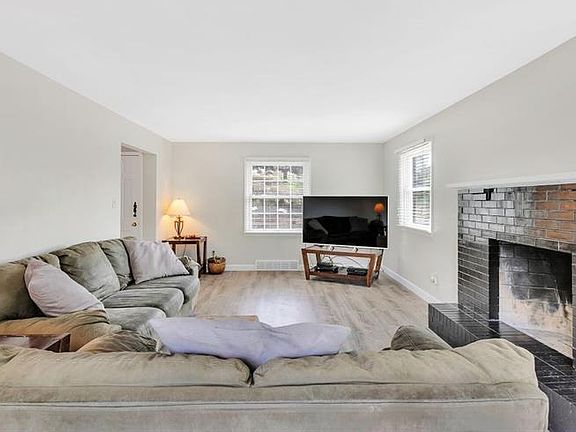 4th image of 4023 Benden Cir