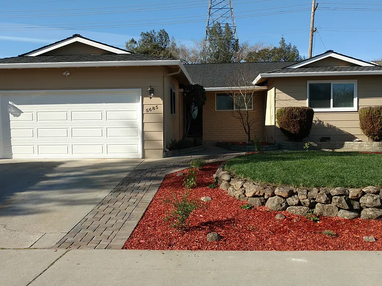 5685 Park Manor Dr — Photo 1