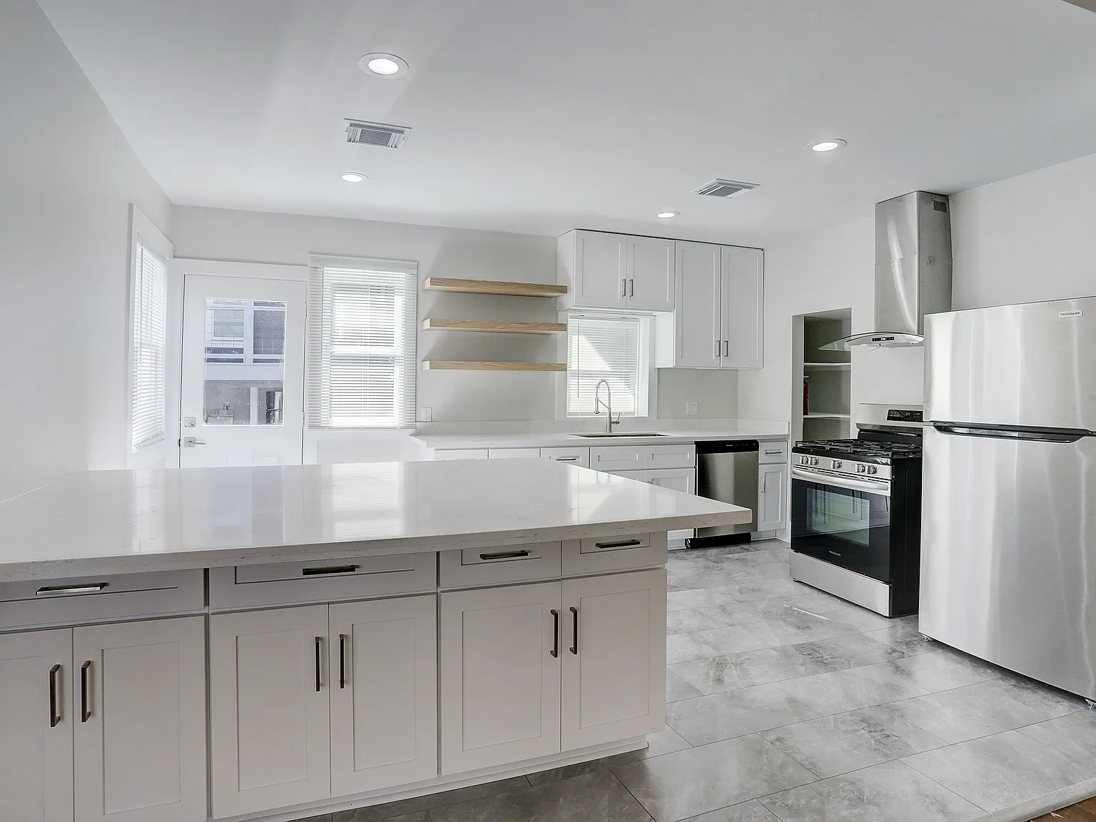 2 bed, 1.0 bath, 1300 sqft, $2,400 — Photo 4