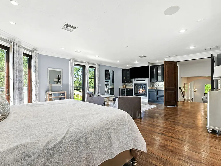 4555 W Swann Ave — Photo 32