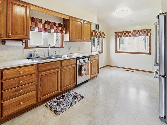 3rd image of 5920 Clover Ln