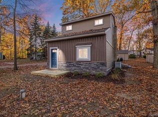 207 Woodbine Dr, Milford, MI 48380