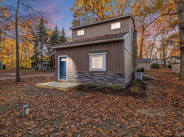 207 Woodbine Dr, Milford, MI 48380