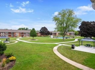 Renovated apartment with pool and parking, Des Plaines, IL 60016