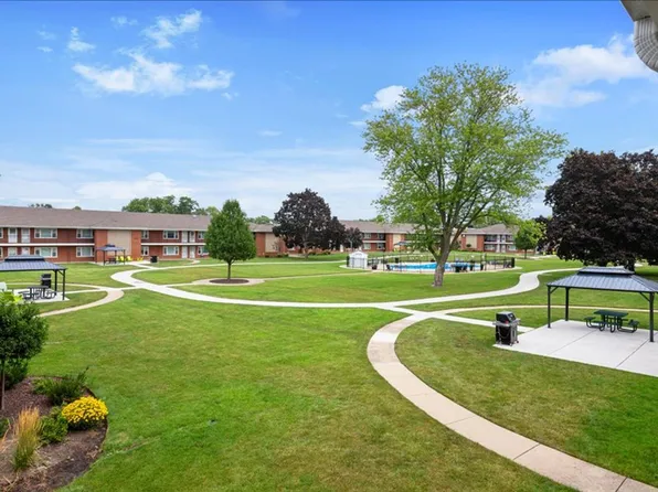 Renovated apartment with pool and parking