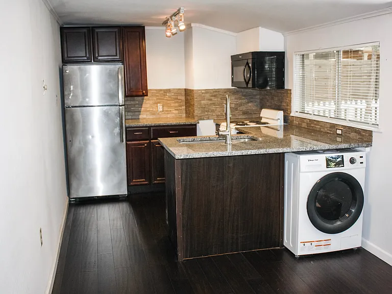 701 Keasbey St — Photo 3