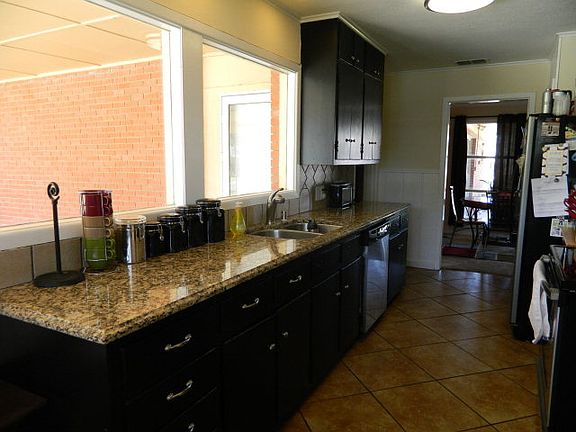4th image of 2809 Redwood Dr
