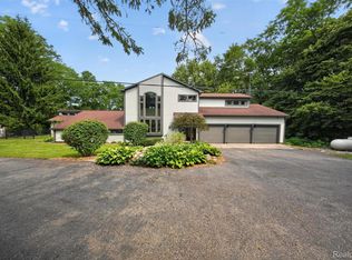 9319 Faussett Rd, Fenton, MI 48430