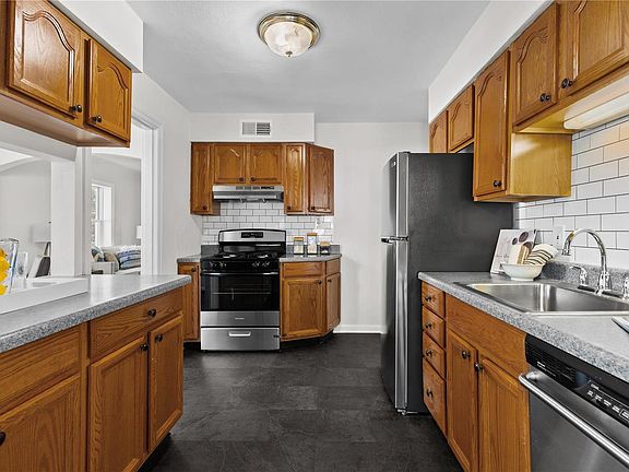 5th image of 609 Ellwine Dr